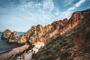 Küstenlandschaft mit Felsen und Meer	