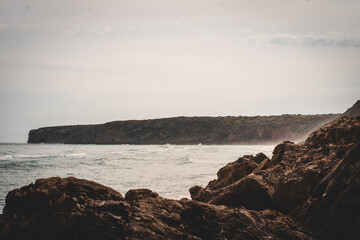 Fototapeta na wymiar Küstenlandschaft mit Felsen und Meer 