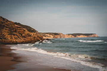 Küstenlandschaft mit Felsen und Meer	