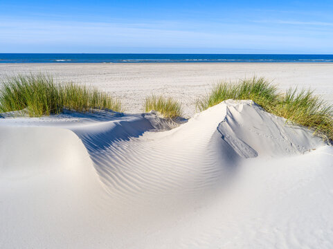 Strand, D&uuml;nenlandschaft auf der Insel Juist, Nordsee, Niedersachsen, Deutschland