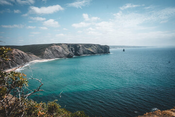 Küstenlandschaft mit Felsen und Meer	
