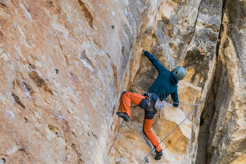 Escalador escalando la pared de una montaña