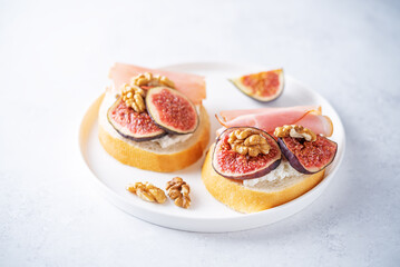 Figs ricotta prosciutto crostini with fresh figs and walnuts