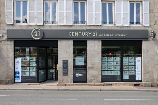 L'agence immobilière Century 21, vue de l'extérieur, ville de Gueret, département de la Creuse, France
