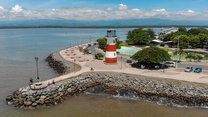 Der bekannte Leuchtturm im Hafen von Puntarenas, Costa Rica aus der Vogelperspektive