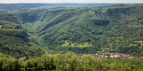 vallée de la Loue au printemps dans le département du Doubs en région Franche-Comté