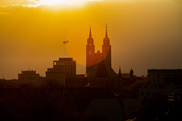 Skyline von Magdeburg im Sonnenuntergang im Sommer an der Elbe mit Lensflares, Gegenlicht, in Deutschland und Europa