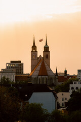 Zeppelin zwischen den Türmen der Johanniskirche von Magdeburg, Sachsen-Anhalt, Landeshauptstadt am Fluss Elbe, mit Hochhäusern, wichtigen Gebäuden und Sehenswürdigkeiten © Hanker