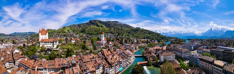 Fototapete Rund Splendid aerial panorama of Thun old town with medieval castle and Alps mountains on background. Incredible beautiful Switzerland. © Freesurf