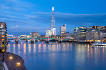 Fototapeta premium Southwark Bridge and The Shard at twilight