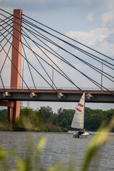 żaglówka na tle dużego mostu w majowy dzień © Marcin C
