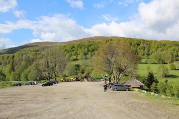 Bieszczady, widok na pasmo górskie z parkingu, Polska, maj 2020 rok © Mariusz