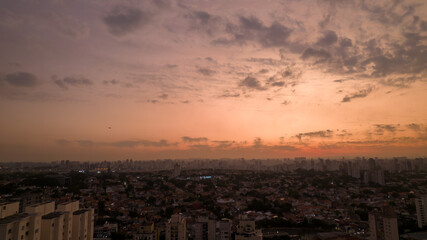 Fototapeta premium Beautiful sky with clouds in a sunset in São Paulo, Brazil. In the Planalto Paulista neighborhood. with residential buildings in the background