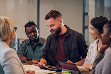 Obraz premium Multiracial business team working together and having a meeting in the office