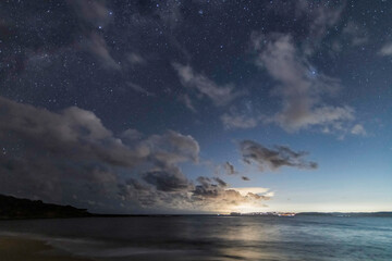 Obraz na płótnie Canvas The night sky at the beach