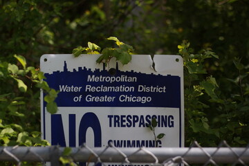 old trespassing sign  - obrazy, fototapety, plakaty