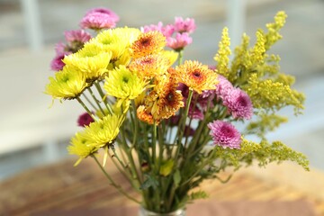 Vase adorned with bouquet with several flowers together. Yellow, pink, purple, orange and vivid colors of natural beauty to decorate the house. Interior decoration with refinement and freshness.