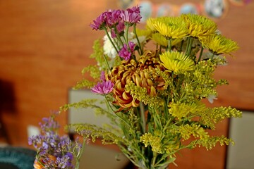 Vase adorned with bouquet with several flowers together. Yellow, pink, purple, orange and vivid colors of natural beauty to decorate the house. Interior decoration with refinement and freshness.