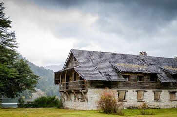 Obraz premium abandoned barn in the mountains