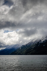 Obraz premium clouds over the lake and mountains
