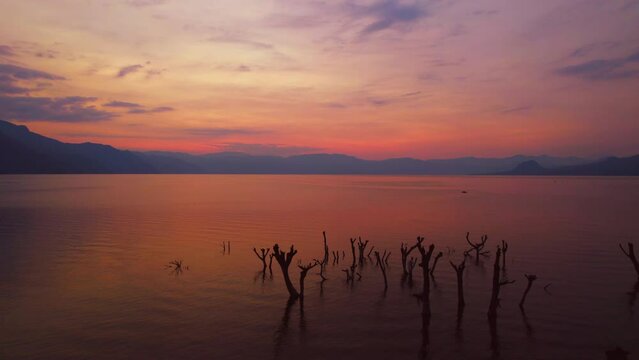 Solola, San Pedro La Laguna, amanecer, sol, lago, atitlan, amaneciendo, atardecer, atardeciendo, pescar, nadar, cielo, cielo rojo, naranja, rojo, hermoso, descanso, vacaciones, volar, paz, monta&ntilde;as,
