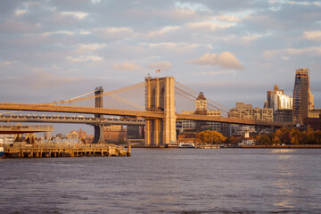 Fototapeta na wymiar Yellow sunset over the Brooklyn Bridge in New York