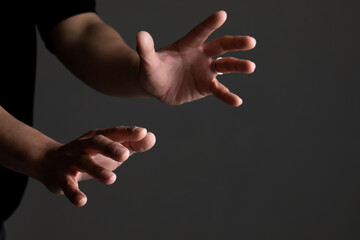 襲ってくる男性の手　Attacking male hand	