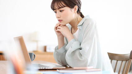 テレワークをする若い女性