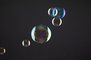 グレーの背景に映えるシャボン玉　Soap bubble