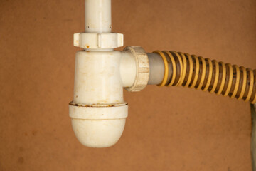The siphon on the kitchen sink in the closet is dirty and old, the kitchen pipe is under the sink...