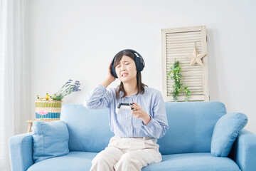 Obraz premium リビングでテレビゲームをして頭を抱える女性