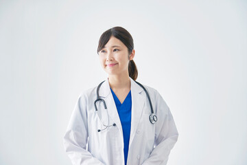 白背景の笑顔の女性の医者のポートレート