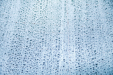 ガラスを伝う雨粒