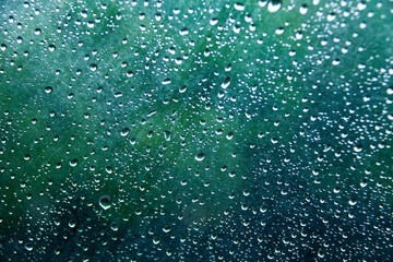 ガラスを伝う雨粒