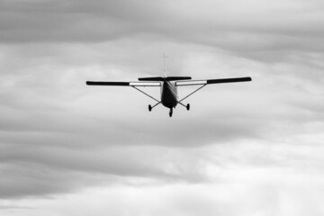 Single engine airplane descending toward an airfield in Puyallup, WA.
