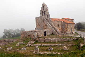 Iglesia románica de Santa María de Retortillo. La iglesia se encuentra en las ruinas de la...