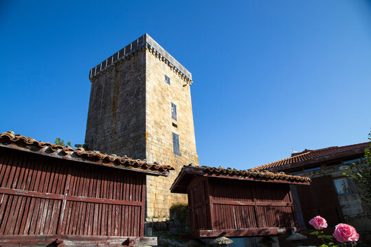 Torre de Vilanova dos Infantes. La torre del homenaje, de 19 m de altura, formaba parte de un antiguo castillo construido en el siglo X. Celanova, Galicia, Espa&ntilde;a.