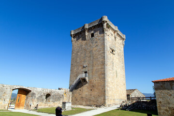 Fototapeta na wymiar Torre del homenaje del castillo de Monterrei (siglo XV). Es una de las fortalezas mejor conservadas de Galicia. Declarada Monumento Nacional en 1931. Verín, Ourense, España.