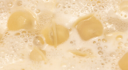Dumplings made from dough and meat are boiled in boiled water.