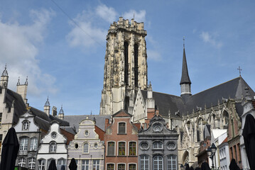 Obraz premium Maisons flamandes et beffroi d Malines. Belgique