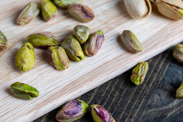 Obraz na płótnie Canvas fried green pistachio nuts in a shell