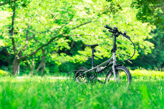 草原の中の小径自転車　ミニベロ　折りたたみ自転車