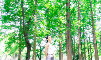 Naklejka premium 森林の中でリラックスする女性