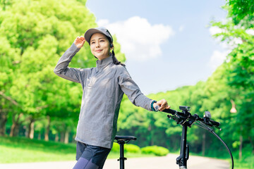 サイクリングする女性