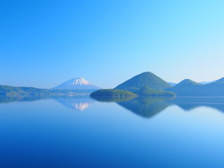 北海道の絶景 春の洞爺湖と羊蹄山リフレクション