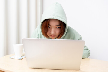 パソコンを使ってハッキングしている女性