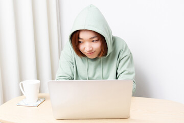 パソコンを使ってハッキングしている女性