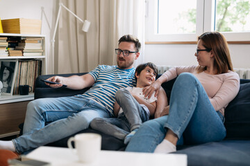 Obraz premium family enjoying time watching movie at home