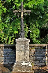 Croix ancienne à Saint- Viance ( Corrèze)