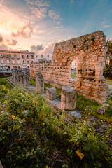 Fototapeta premium Temple of Apollo in the centre of Ortigia, Syracuse at sunset